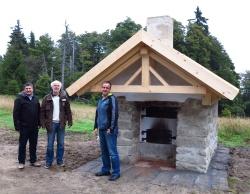 Anlass für das Tummelplatzfest 2014: Der in einem erfolgreichen Inklusionsprojekt restaurierte Ofen bei der Tummelplatzhütte, hier mit Helmut Weber, dem Leiter der Caritas Wolfsteiner Werkstätten in Freyung, Lukas Laux, Umweltbildungsreferent des Nationalparks und Leiter des Projektes Ofenrestaurierung, sowie Werkstattmitarbeiter, Jochen Hany (v. links). (Fotos: NPV Bayerischer Wald)