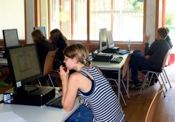 Esri Sommercamp im Nationalpark – für die Schüler des Freiburger Wetzinger Gymnasiums bedeutet das – trotz des endlich schönen Wetters – auch Datenbearbeitung und Datenauswertung am PC. (Foto: NPV Bayerischer Wald)