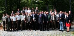 Eine starke Truppe für den Schutz der Natur: Die Bayerische Umweltministerin Ulrike Scharf (vorne Mitte) mit Dr. Franz Leibl, Petr Šrail, Michael Großmann,(alle rechts neben der Ministerin), Politikern der Region sowie zahlreichen Ranger der Nachbarnationalparke Šumava und Bayerischer Wald. (Foto: NPV Bayerischer Wald)