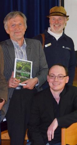 Viel Stoff zum Lachen und Nachdenken bietet das musikalisch untermalte Kabarett „Der halbwilde Wald“ mit Herbert Pöhnl (l.) und Sven Ochsenbauer (r. unten, im Hintergrund mit Umweltbildungsreferent des Nationalparks, Lukas Laux) bei der letzten Sonntagsmatinee im „Tor zur Wildnis“ auf der Landesgartenschau in Deggendorf. (Fotos: NPV Bayerischer Wald)