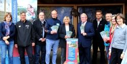 Freuten sich über großes Interesse der Gartenschaubesucher an der Tourismusregion Nationalpark und über die rege Beteiligung am Gewinnspiel (v. l.): Elke Ohland, Jochen Stieglmeier und Daniel Giffhorn, Jochen Gemeinhardt, Ingrid Rott-Schöwel, Günther Pammer, Dr. Franz Leibl, Josef Wanninger, Waltraud Tannerbauer und Katrin Wachter. (Foto: NPV Bayerischer Wald)