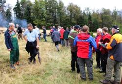 Belohnung nach getaner Arbeit: die Brotzeit am Schachtenhaus. Links im Bild: Nationalparkchef Leibl im Gespräch mit Georg Jungwirth, Vorsitzender des Naturschutzbeirates des Bayerischer Wald-Vereins