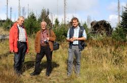Beim Waldbegang am Lackaberg zum Thema Naturzonenausweisung 2015 (v. l.): Georg Jungwirth, Haymo Richter und Dr. Franz Leibl. (Fotos: NPV bayerischer Wald)