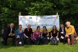 Trafen sich zum Austausch und zur Übergabe des Umweltpraktikum-Starter-Rucksacks (v. l.): Christian Ruoff, Mitglied der Geschäftsleitung der Commerzbank in Nordbayern, die Umweltpraktikanten Sara von Eizen, Niels Thelen, Roberta Ghiglietti, Lea Prüß und Lisa Mayer, der Filialedirektor der Commerzbank Passau Sven Dost und Lukas Laux, Umweltbildungsreferent des Nationalparks. (Foto: NPV Bayer. Wald)