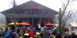 Fand trotz trüben Wetters großen Anklang: das diesjährige Fest an der denkmalgeschützten Tummelplatzhütte (Foto: NPV Bayerischer Wald)