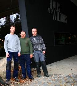 Packen gemeinsam kräftig an, damit in Technik und Wartung alles rund läuft im Haus zur Wildnis (v. l.): Martin Weber, Markus Wenzl und Max Schwarz. (Foto: NPV Bayerischer Wald)