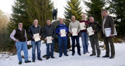 Nationalparkleiter Dr. Franz Leibl (1. v. rechts) und Personalratsvorsitzender Hans Höcker (1. v. links) ehrten anlässlich der Personalversammlung die anwesenden Dienstjubilare (v. links) Bernd Blechinger, Stefan Melch, Wolfgang Schreiner, Robert Stockinger, Lukas Laux und Roland Moosbauer. (Foto: NPV Bayerischer Wald)