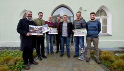 Werden im kommenden Jahr vom Inklusionskalender 2015 begleitet (v. l.): Caritas-Wohnheimleiter Hubert Frömel, Landrat Sebastian Gruber, Umweltbildungsreferent des Nationalparks Lukas Laux, Nationalparkleiter Dr. Franz Leibl, Oswald Peterlik und Jochen Hany von den Wolfsteiner Werkstätten und Nationalpark-FÖJler Christian Schreiner (Foto: NPV Bayerischer Wald)