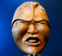 „Erster Atemzug“, Holzmaske mit Federkrause von Othniel Anaqulutuq Oomittuk Jr.