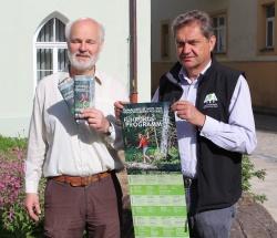 Dr. Franz Leibl (Leiter der Nationalparkverwaltung) und Lukas Laux (Umweltbildungsreferent) präsentieren das druckfrische Sommerprogramm 2015 (Foto: NPV Bayerischer Wald)