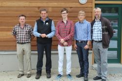 Nationalparkleiter Dr. Franz Leibl (2. von links), Reinhold Weinberger (links) und Ingo Brauer (Leiter der DST Scheuereck, rechts) mit den beiden künftigen Forstwirt-Azubis Jonas Plechinger ( Mitte) und Stefan Melch (2. von rechts) (Fotos: NPV)