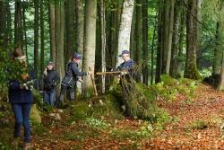 Die Juniorranger bei den Arbeiten an der Trockenmauer. (Foto: Steffen Krieger)