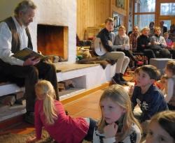 Große Kinderaugen und gut gespitzte „Ohrwaschl“: Vorleser Herman Beiler aus Spiegelau (links) erweckte „Die wilden 14“ im Falkensteinsaal zum Leben, Leonard Becker aus Viechtach (rechts) sorgte an der Gitarre für vorweihnachtliche Stimmung im Wildniscamp am Falkenstein. Bild(er): Manuel Köppl, NPV BW