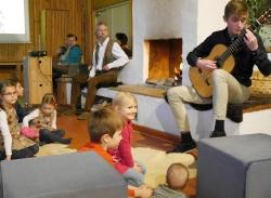 Leonard Becker aus Viechtach, Bundessieger bei „Jugend musiziert“, begleitete die Lesung virtuos auf der Gitarre.