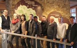 Nationalpark-Leiter Dr. Franz Leibl (rechts außen) und Personalratsvorsitzender Hans Höcker (links außen) gratulierten bei der Herbst-Personalversammlung 2015 (von links) Rosemarie Wernsdorfer, Manuela Boxleitner, Erich Gruber, Günter Wölfl, Stefan Neuberger, Hans-Georg Simmet und Ludwig Höcker zu ihren runden Geburtstagen beziehungsweise Dienstjubiläen. Bild: Manuel Köppl, NPV BW