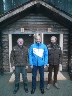 Freuen sich über das neue WC-Häuschen am Wistlberg: Ernst Kandlbinder, Bürgermeister der Gemeinde Mauth-Finsterau, (Mitte) Stefan Vießmann, Leiter des Nationalpark-Servicecentrums Lusen, (rechts) und sein Mitarbeiter Willi Köck (links), der die neue Toilettenanlage federführend instandgesetzt hat. Bild(er): Manuel Köppl, NPV BW