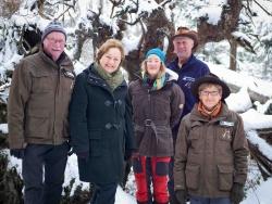 Sie wissen, wo’s im Nationalpark lang geht: die Waldführer (von links) Herbert Linsmeier, Anita Bernecker, Christina Frank, Josef Eichinger und Heidi Graf. Bild: NPV BW