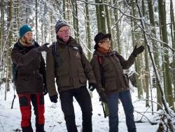 Den Nationalpark neu entdecken: die Waldführer (von links) Christina Frank, Herbert Linsmeier und Heidi Graf. Bild: NPV BW