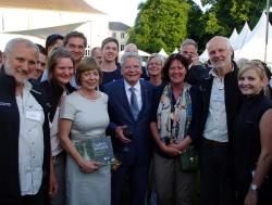 Bestens gelaunt grüßen aus Berlin v.l.n.r. Mustafa Nasiry, Heinz Holzer, Fabian Wagner, Patricia Germann, Dr. Franz Leibl, Daniela Schadt, Franz Riedel, Bundespräsident Joachim Gauck, Birgit Esker, Anette Jung (Commerzbank-Umweltpraktikum), Lukas Laux und Madeleine Pleintinger