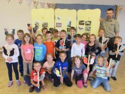 Die Vorschulkinder vom Kindergarten am Anger in Lindberg lernten bei Kontaktranger Stefan Neuberger vieles zum Thema Specht (Foto: NPV)