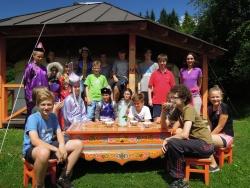 Die Klasse 7d des Gymnasium Zwiesel bei der Einweihung ihrer neu angebrachten Zierbretter an der mongolischen Jurte im Wildniscamp am Falkenstein. (Foto: NPV)