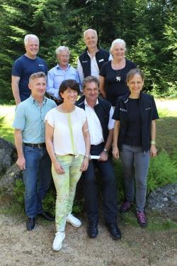 Treffen am barrierefreien Rundweg des Pflanzen- und Gesteins-Freigeländes (v.l.): Neuschönaus Bürgermeister Alfons Schinabeck, Hans Mühlbauer (NPV), Zwiesels 2. Bürgermeisterin Elisabeth Pfeffer, Kreisbehindertenbeauftragter Hans Süß, Nationalpark-Chef Dr. Franz Leibl, Umweltbildungs-Referenz Lukas Laux, Kreisseniorenbeauftragte Anna Mitterdorfer und Maria Hußlein (NPV) (Foto: NPV)