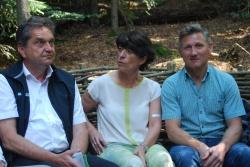 So ein Weidensofa ist bequem, befanden Nationalpark-Leiter Dr. Franz Leibl (l.), Zwiesels 2. Bürgermeisterin Elisabeth Pfeffer und Neuschönaus Bürgermeister Alfons Schinabeck. (Foto: NPV)