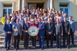 Umweltministerin Ulrike Scharf, Wirtschaftsstaatssekretär Franz Josef Pschierer und DEHOGA-Präsident Ulrich Brandl mit den Vertretern der ausgezeichneten Betriebe und weiteren Ehrengästen. (Foto: Frank Bietau/Nationalpark Bayerischer Wald)