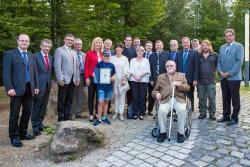 Die Festgäste um Ministerin Ulrike Scharf (5.v.l.) und die 2500. Junior-Rangerin Helena Friedl bei der Geburtstagsparty für das Haus zur Wildnis. (Foto: Frank Bietau/Nationalpark Bayerischer Wald)