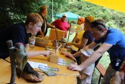 Am Stand der Junior Ranger konnten sich die Besucher über die sieben im Nationalpark lebenden Spechte informieren. (Foto: Gregor Wolf/Nationalpark Bayerischer Wald)