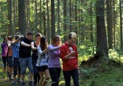 Tasten, fühlen, hören, riechen: Beim Lernen im Nationalpark wird Natur mit allen Sinnen erlebt. (Foto: Nationalpark Bayerischer Wald)