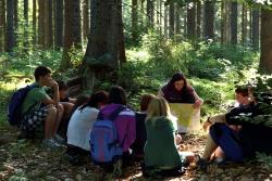 Speziell geschulte Waldführer lotsen die Teilnehmer durch individuell abgestimmte Umweltbildungsprogramme. (Foto: Nationalpark Bayerischer Wald)