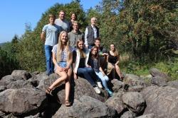 Bestes Wetter durften die von Nationalpark-Umweltbildungsreferent Lukas Laux (hinten rechts) koordinierten neun jungen FÖJler bisher bei ihrem Einführungsseminar – hier am Hans-Eisenmann-Haus – genießen. (Foto: Gregor Wolf/Nationalpark Bayerischer Wald)