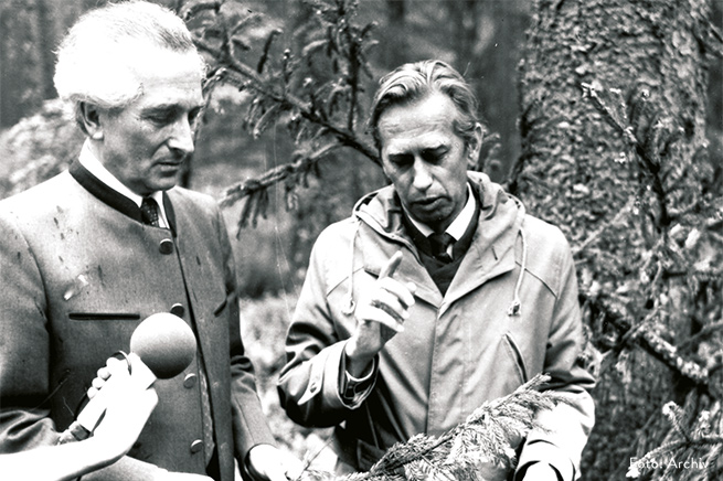 Mehrfach besuchten Minister Eisenmann und Nationalparkleiter Biebelriether Windwürfe. Letztendlich wurde beschlossen, in den Naturzonen nicht mehr einzugreifen. Foto: Archiv